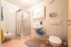 A bathroom at Issingerhof App 1