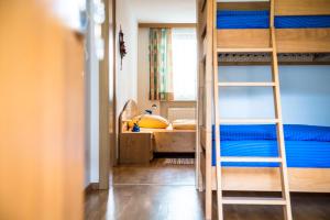 A bed or beds in a room at Issingerhof App 1