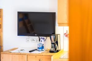 A kitchen or kitchenette at Issingerhof App 1
