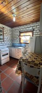 Virtuvė arba virtuvėlė apgyvendinimo įstaigoje Pousada Moradas da Praia