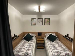 WRZOS resort & wellness **** DOMKI CAŁOROCZNE客房内的一张或多张床位