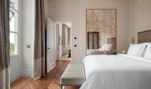 Letto o letti in una camera di San Domenico Palace, Taormina, A Four Seasons Hotel
