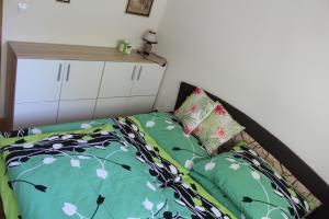 Ein Bett oder Betten in einem Zimmer der Unterkunft Pine Wood Apartment
