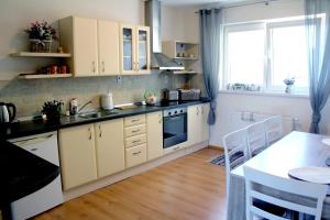 Küche/Küchenzeile in der Unterkunft Pine Wood Apartment