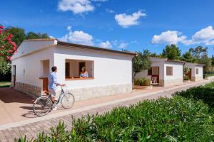 Un uomo che va in bicicletta davanti a una casa di Albergo Torrente a Vieste
