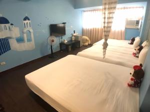 1 dormitorio con 2 camas con ositos de peluche en 逢甲朵拉, en Taichung