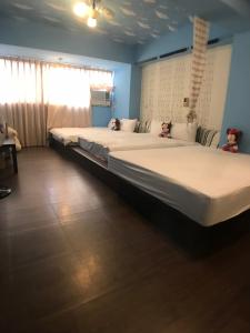two large beds in a room with blue walls at 逢甲朵拉 in Taichung