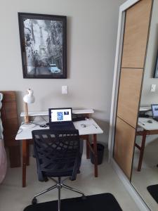 a room with a desk with a laptop on it at Santos Linda!! Apartment for Business and Leisure. in Santos