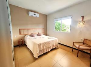 a bedroom with a bed and a window at Pousada Villa Magna - Casa 4 in Diamantina