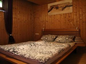 Tempat tidur dalam kamar di Ferienwohnung Kurtz