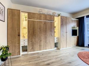 um quarto com paredes de madeira e um grande armário em Studio enjoy 55 em Nieuwpoort