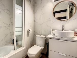 La salle de bains est pourvue de toilettes, d'un lavabo et d'une baignoire. dans l'établissement Studio enjoy 55, à Nieuport