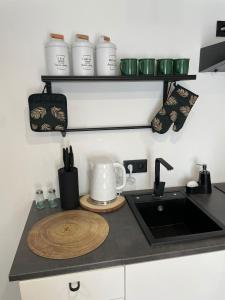 WRZOS resort & wellness **** DOMKI CAŁOROCZNE的厨房或小厨房