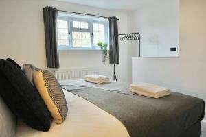 ein Schlafzimmer mit einem Bett mit zwei Handtüchern darauf in der Unterkunft Fotheringhay House By Horizon Stays in Darlington