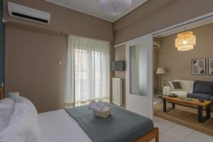 Una cama o camas en una habitación de APT 48, COZY APARTMENT IN KALAMATA CITY CENTER