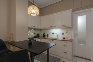 Una cocina o cocineta en APT 48, COZY APARTMENT IN KALAMATA CITY CENTER