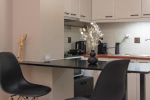 Una cocina o cocineta en APT 48, COZY APARTMENT IN KALAMATA CITY CENTER 10 fotos más