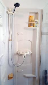 a shower in a white refrigerator with a shower head at Apakabar Homestay, Gîte 6 personnes, proche gare Melun, parking privé in La Rochette