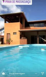 A piscina localizada em PARAISO DO ALEXANDRE para 15 hóspedes ou nos arredores
