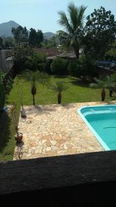 A piscina localizada em PARAISO DO ALEXANDRE para 15 hóspedes ou nos arredores