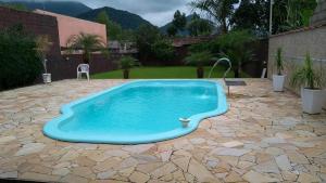 A piscina localizada em PARAISO DO ALEXANDRE para 15 hóspedes ou nos arredores