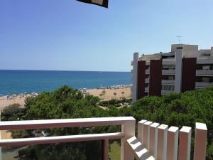 uma vista para a praia a partir da varanda de um edifício em SANTA SUSANNA Sea Dreams Appartement - Bord de mer em Malgrat de Mar