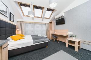 Łóżko lub łóżka w pokoju w obiekcie Aron Residence - by Upstairs