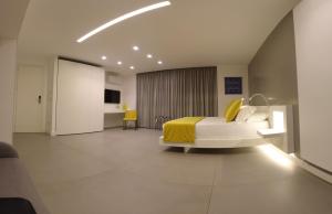 1 dormitorio con 1 cama con manta amarilla en FuoriSquadra B&B, en Messina