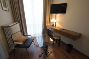 TV a/nebo společenská místnost v ubytování Villa Jasmine B&B
