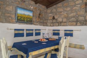 un tavolo blu con un piatto di frutta sopra di Dolce Luna a Arzachena