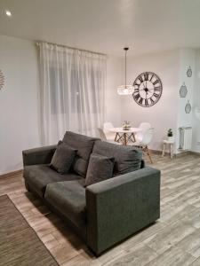 uma sala de estar com um sofá e uma mesa em Apartamento La Plaza em Onís