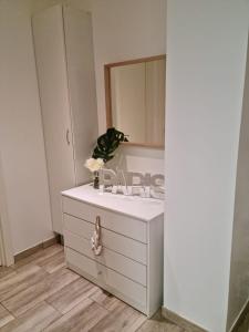 um quarto com uma cómoda branca e um espelho em Apartamento La Plaza em Onís