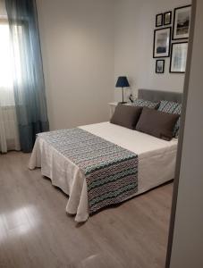 um quarto com uma cama grande num quarto em Apartamento La Plaza em Onís
