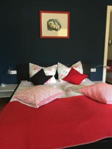 מיטה או מיטות בחדר ב-Ferienwohnung Wildrose