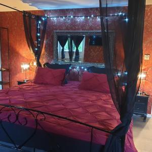 1 dormitorio con 1 cama con edredón rojo en Les Nuances de Mélis', en Crémieu