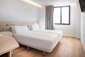 Posteľ alebo postele v izbe v ubytovaní B&B HOTEL Málaga Centro