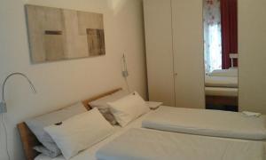 Zimmer mit 2 Betten und einem Spiegel in der Unterkunft Ferienwohnung Adlmaier in Chieming