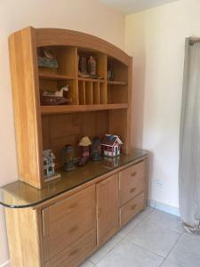 einem Holzschrank mit einer Arbeitsplatte in einem Zimmer in der Unterkunft Finca Libelulas in Pedasí Town