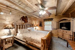 מיטה או מיטות בחדר ב-Mystic Falls Lodge