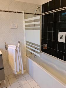 La salle de bains est pourvue d'une baignoire et d'un lavabo. dans l'établissement Auberge La Folie, à Sausset-les-Pins