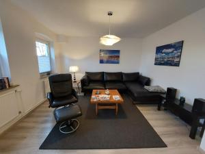 sala de estar con sofá y mesa en Ferienhaus an der Bergmühle, en Flensburg