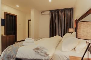A bed or beds in a room at Sinclair Lake Chad