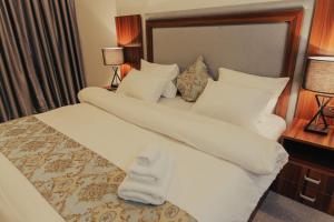 A bed or beds in a room at Sinclair Lake Chad