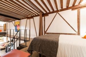 A bed or beds in a room at Waou Los Austrias III - Alquiler Corta Duración