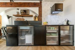 A kitchen or kitchenette at Waou Los Austrias III - Alquiler Corta Duración