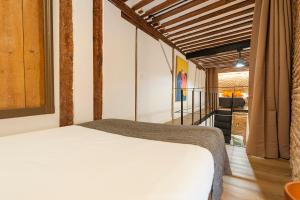 A bed or beds in a room at Waou Los Austrias III - Alquiler Corta Duración