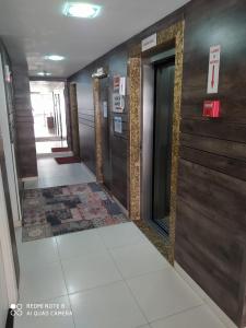 Apartamento da vovó في باليريو كامبوريو: مدخل مبنى بأبواب وأرضية من البلاط