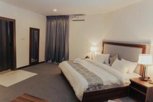 A bed or beds in a room at Sinclair Lake Chad