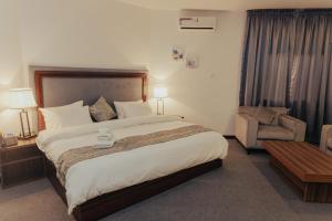 A bed or beds in a room at Sinclair Lake Chad