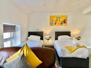 Postel nebo postele na pokoji v ubytování Crows Hotel